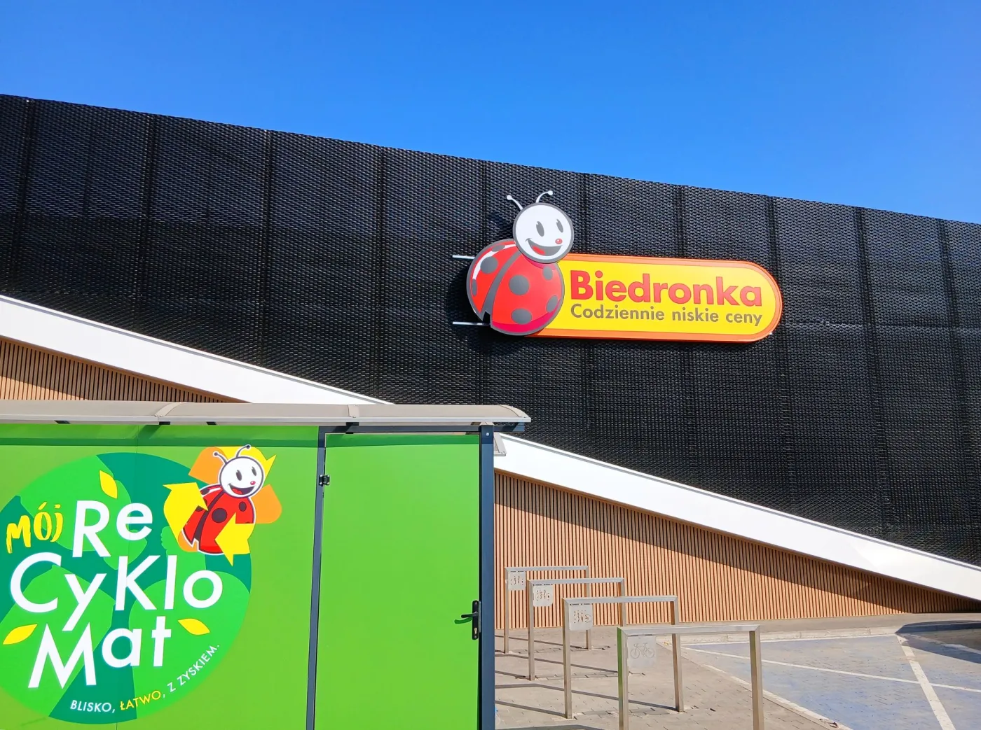 Sklep Biedronka, butelkomat