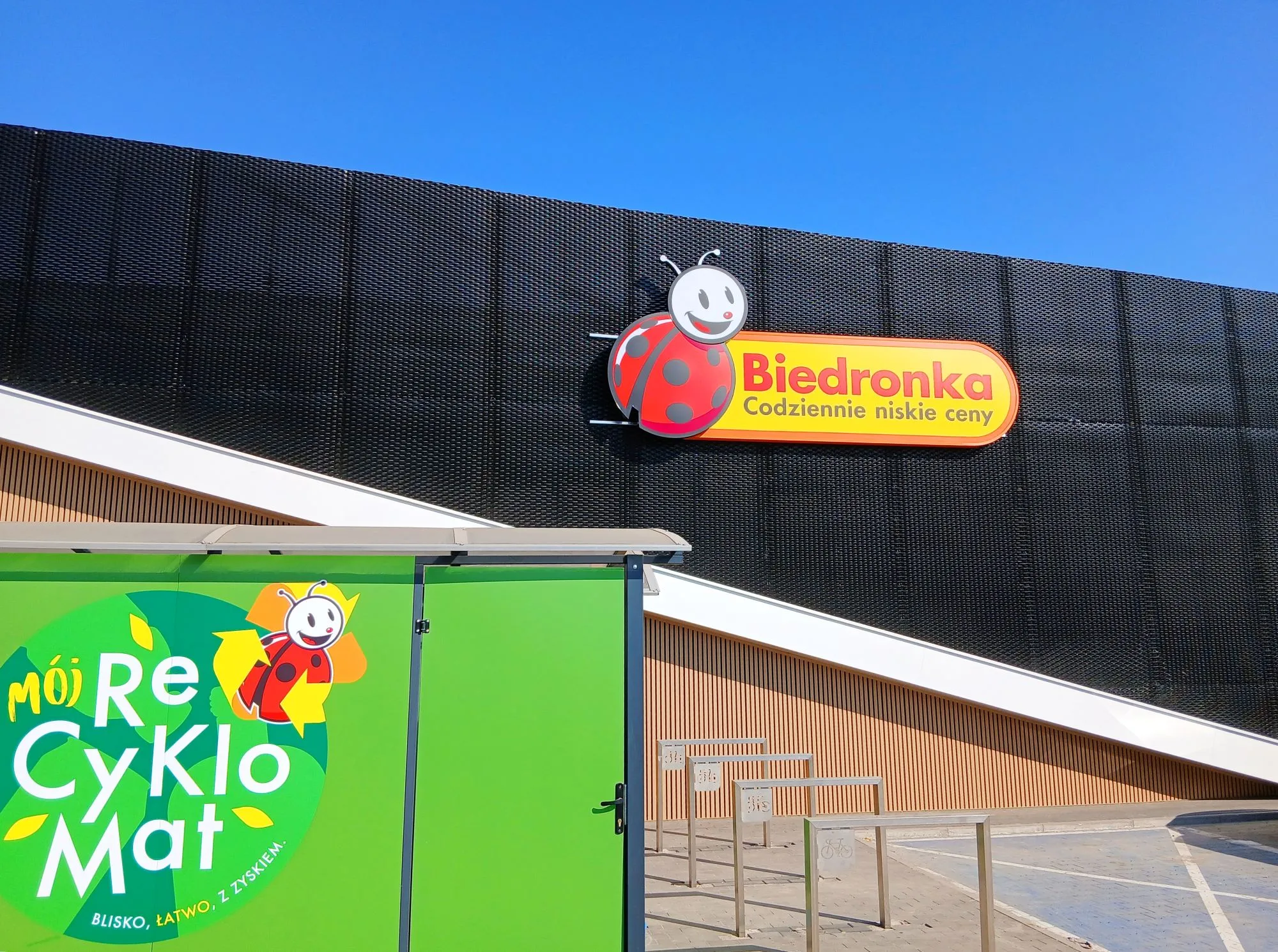 Biedronka wprowadza zmiany. Nowy sposób na odzyskanie kaucji za butelki