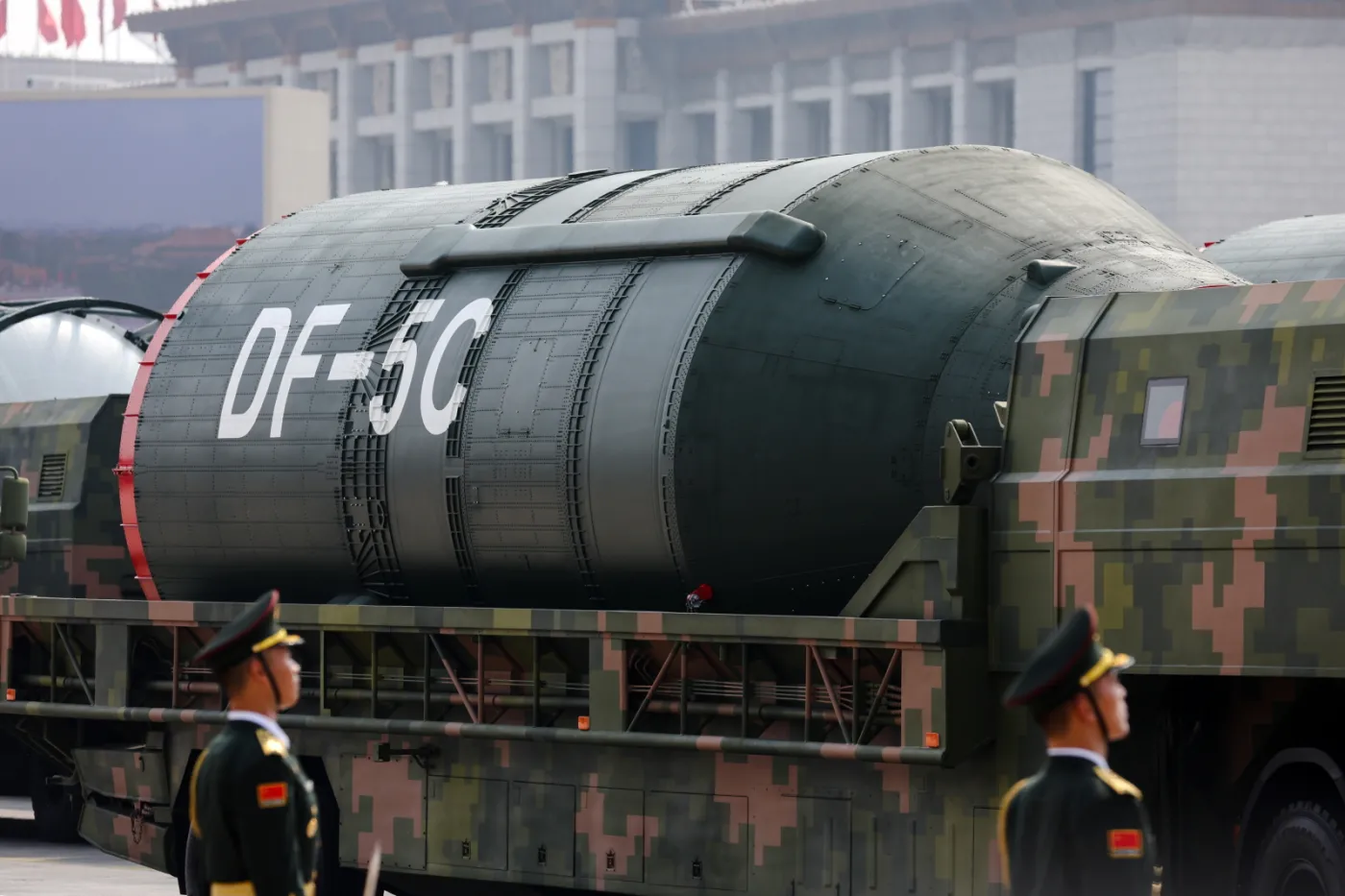 Pojazd opancerzony z międzykontynentalnym strategicznym pociskiem jądrowym DF-5C na paliwo ciekłe