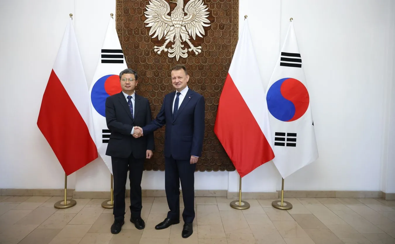 Minister Błaszczak podpisał umowy na zakup min. myśliwców FA-50 z Korei Południowej