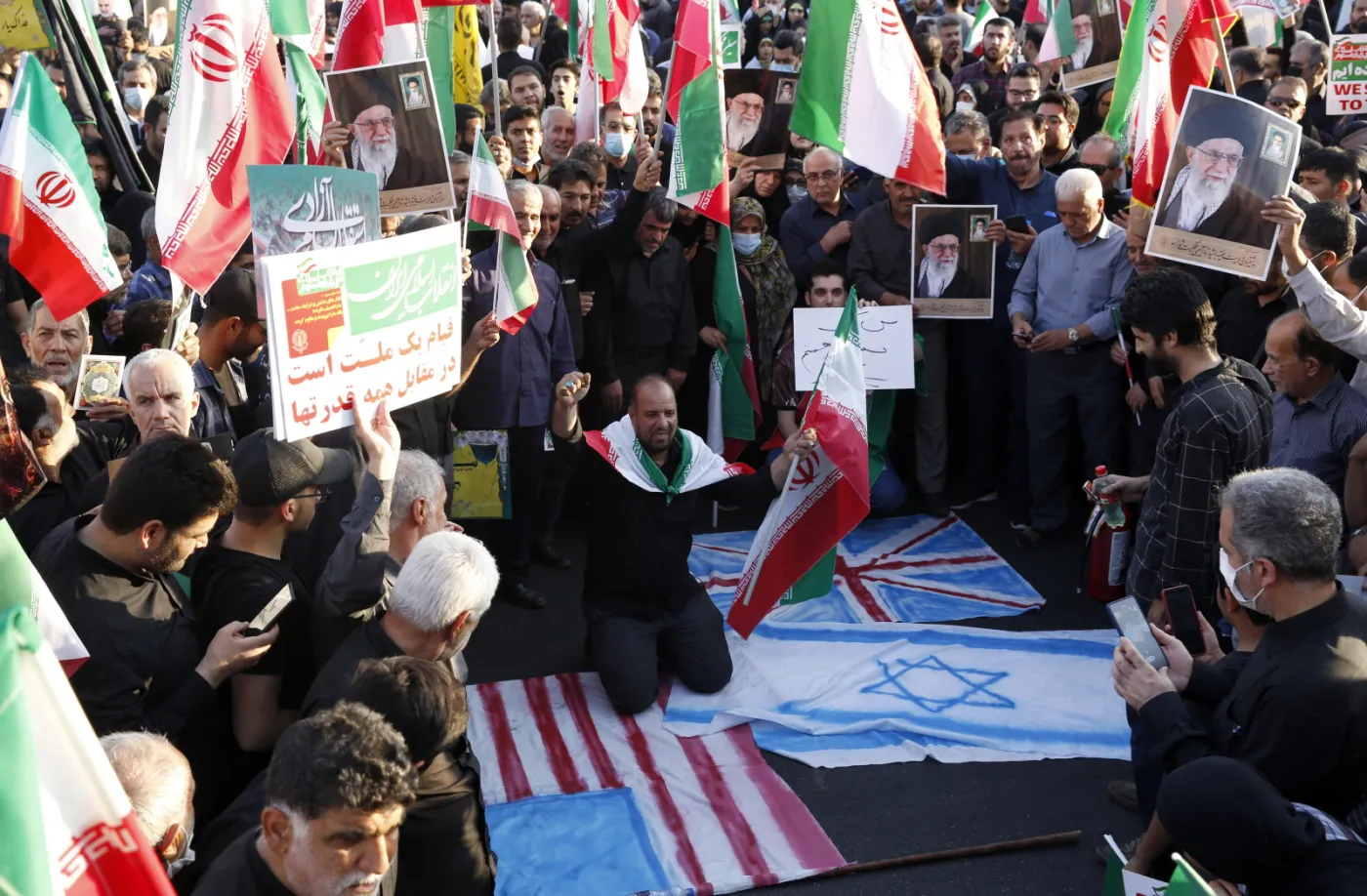 Iran: Policja brutalnie pacyfikuje pokojowe demonstracje. Zginęło już co najmniej 76 osób