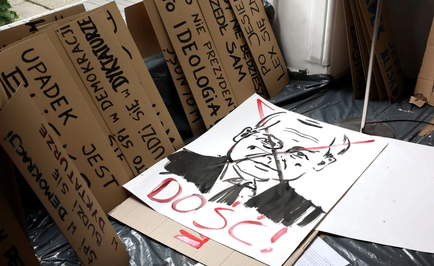 Malowanie transparentów na marsz 4 czerwca w Warszawie