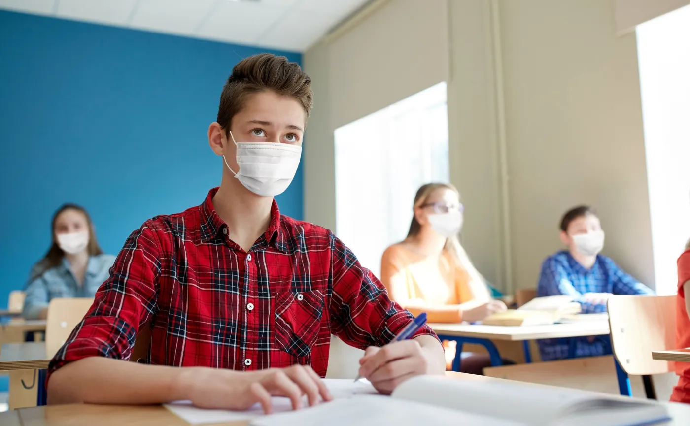 Zamiast zacząć uczyć pracy w zespole, szkoła uczy pracy w pojedynkę i nauki „pod klucz” [WYWIAD]