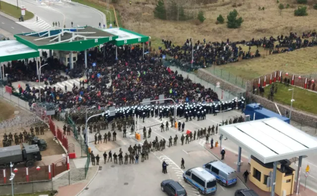 Atak migrantów na granicy z Białorusią. Polski żołnierz został ranny