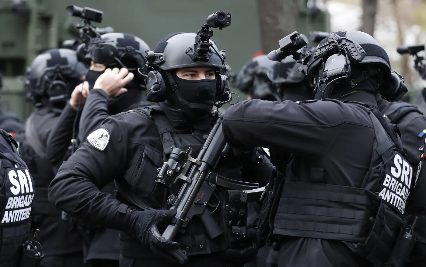 Zamaskowani funkcjonariusze Brygady Antyterrorystycznej (Defilada wojskowa w Rumunii)