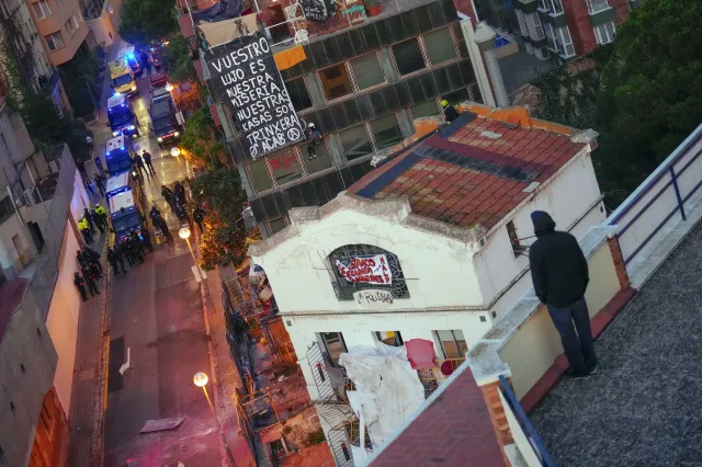 Dzicy lokatorzy w Hiszpanii. Doszło do pięciogodzinnej bitwy z policją