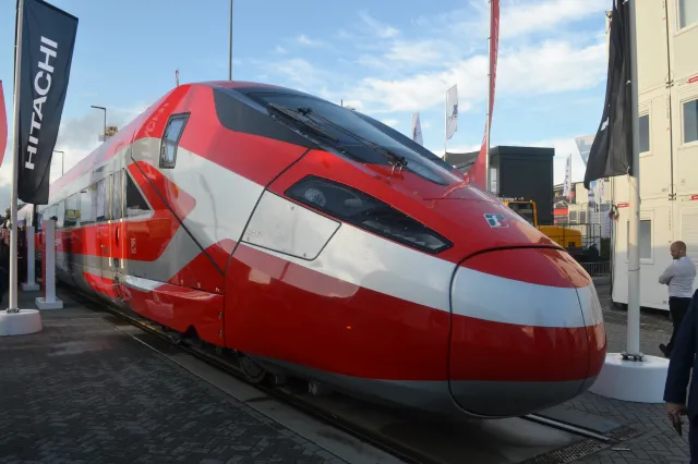 Największe targi kolejowe na świecie. Pokazali pociągi dużych prędkości i składy na wodór [ZDJĘCIA]