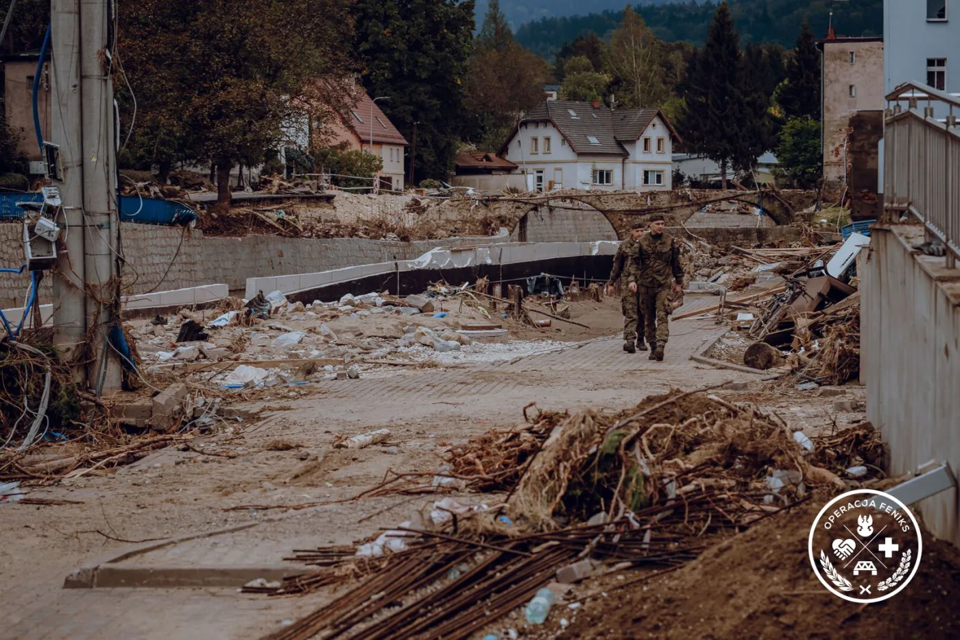Żołnierze WOT w trakcie prac porządkowych w Lądku Zdrój.