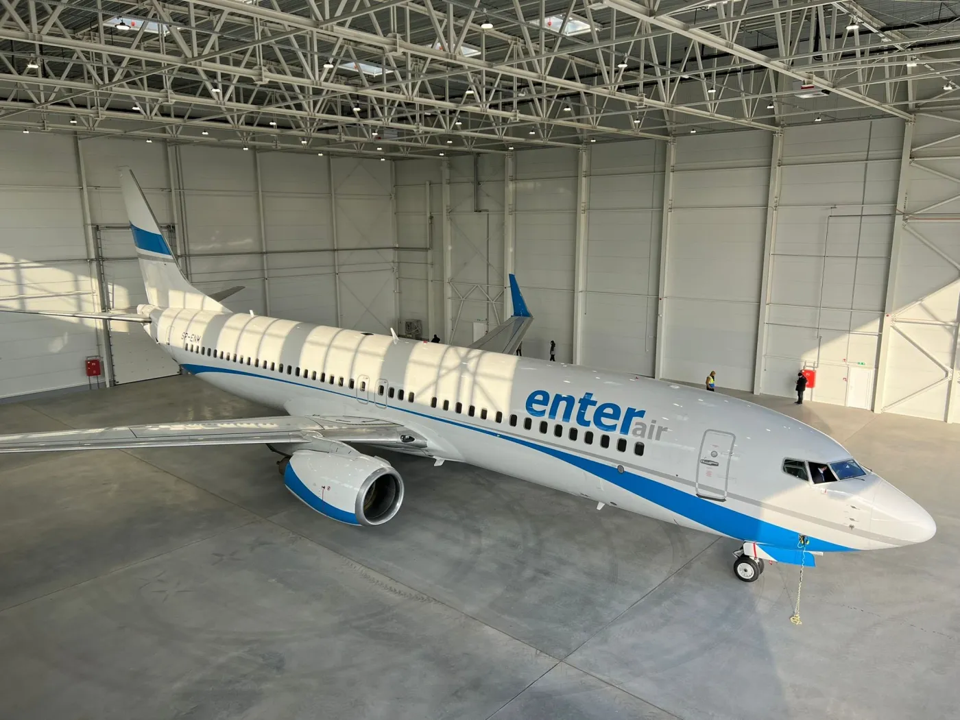 Samolot Enter Air w hangarze w Debreczynie na Węgrzech