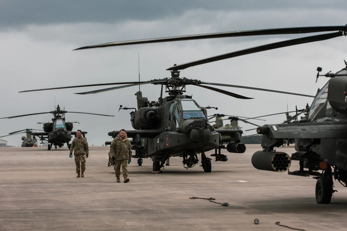 Amerykańskie śmigłowce AH-64 podczas ćwiczeń w Niemczech.