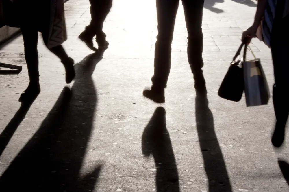 Ulica przechodnie miasto sondaż opinia społeczna ludzie