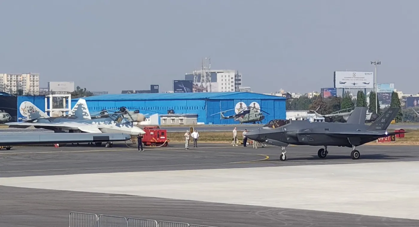 Samoloty F-35 oraz Su-57 w trakcie targów Aero India 2025.