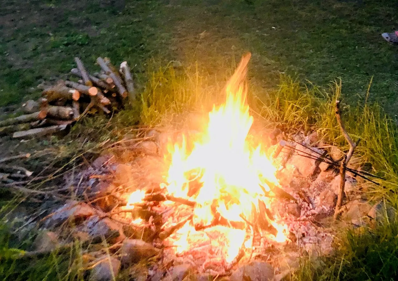 Czy można palić ognisko w ogrodzie 2025? Czy można palić ognisko na swojej działce? Jaki mandat za palenie ogniska?