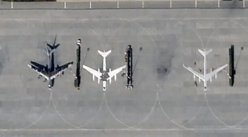 Fragment zdjęcia satelitarnego lotniska w mieście Engels