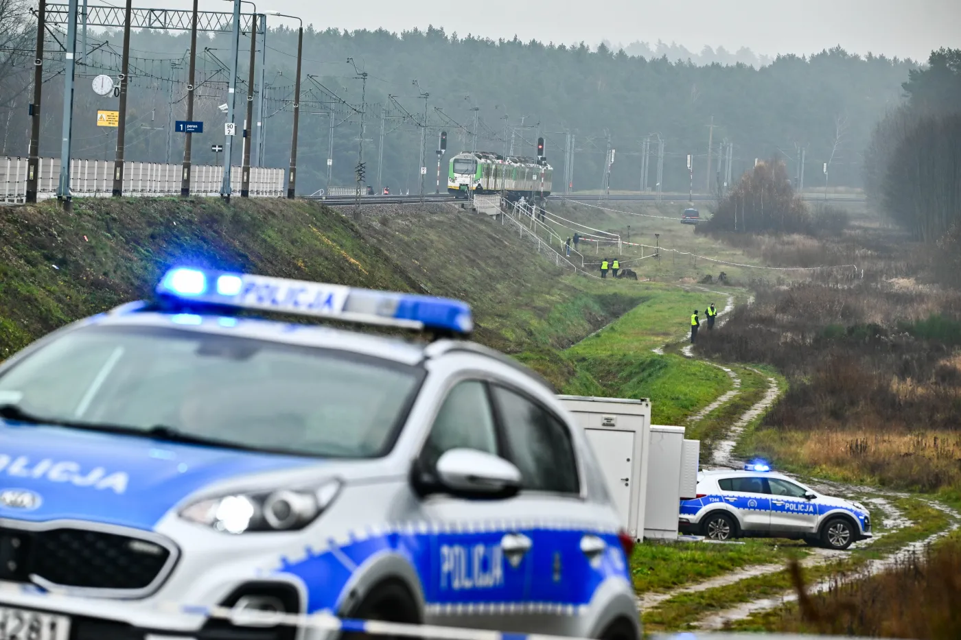 Eksplozja na trasie Warszawa–Lublin zniszczyła tor kolejowy. Donald Tusk: To akt dywersji. Co to znaczy?