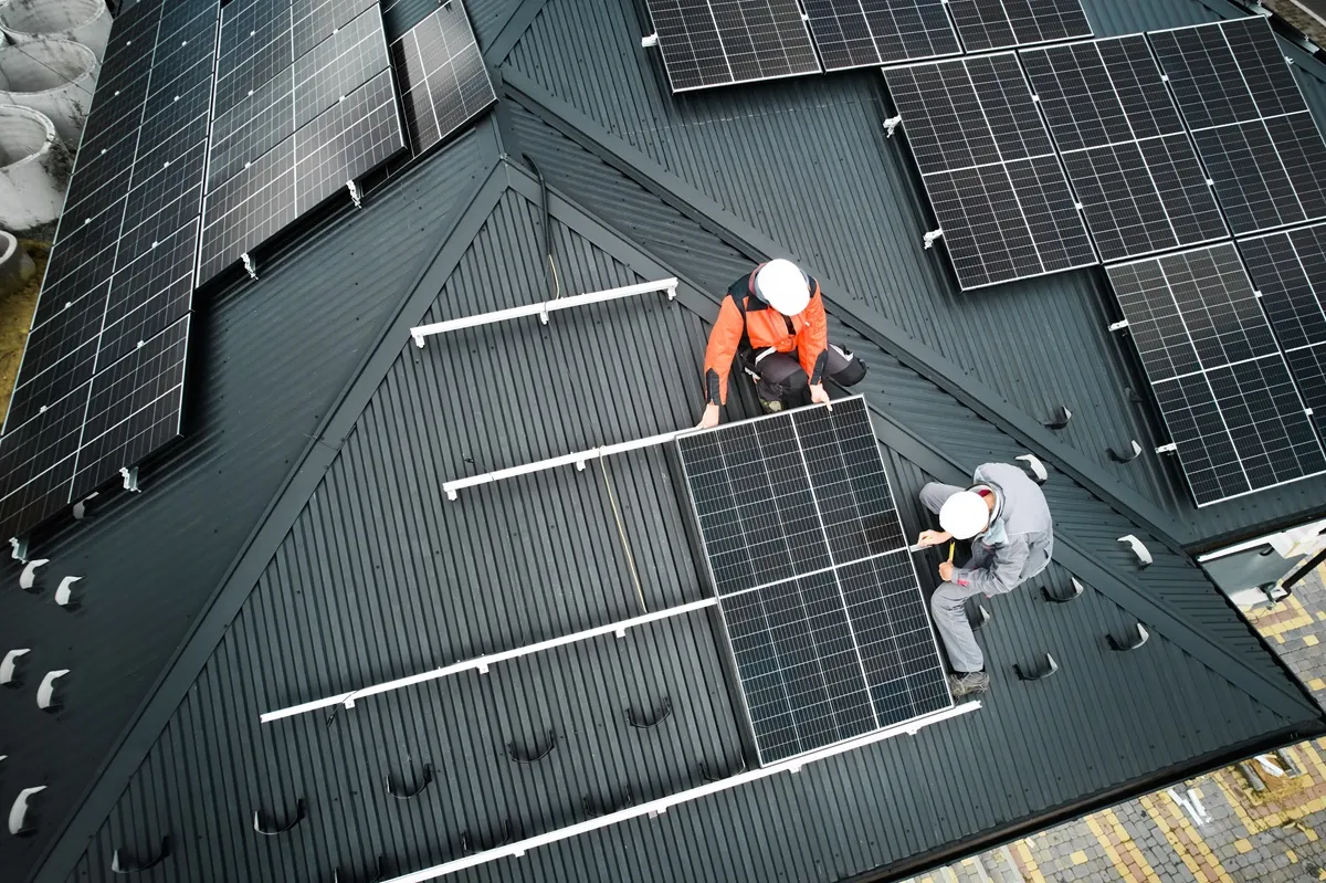Klamka zapadła. Fotowoltaika na dachach będzie przymusowa. Kto nie zamontuje paneli w domu… nie zamieszka?