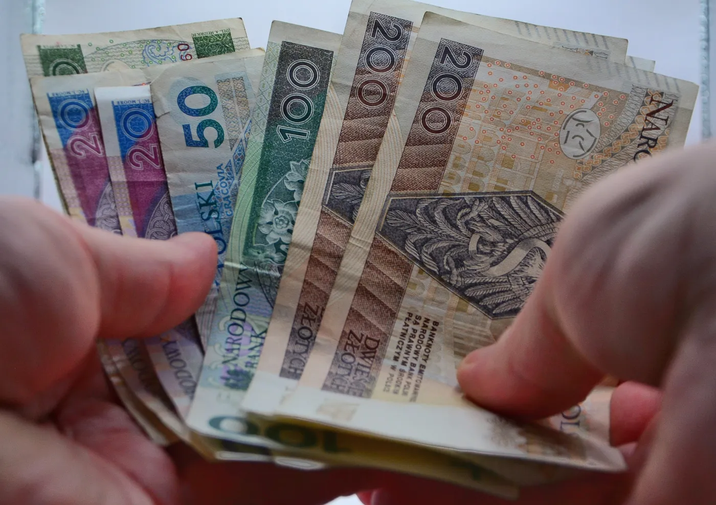 Po 55. roku życia przysługuje 490 zł od rządu. Wypłaty w 2026 roku