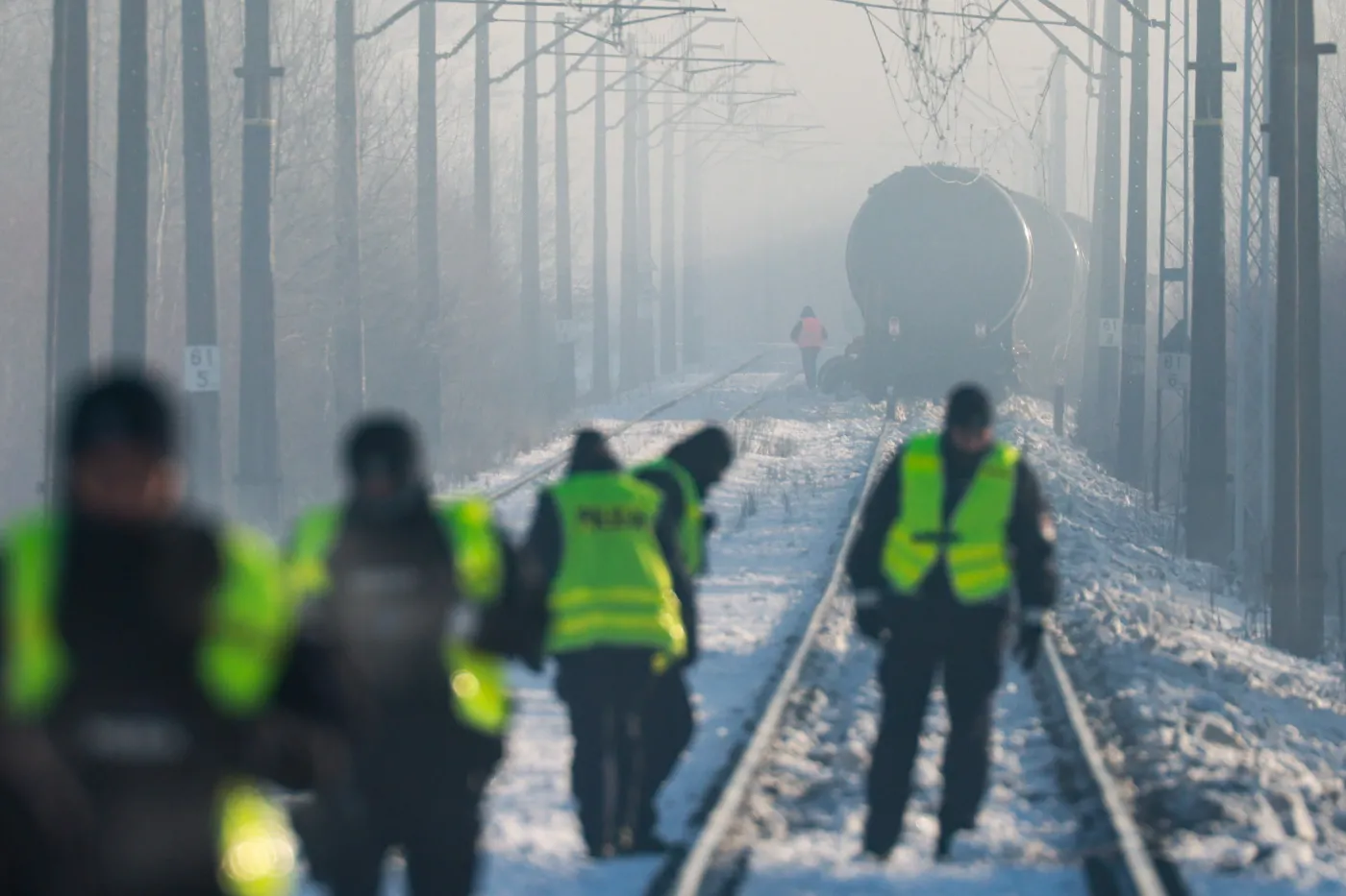 Wykoleił się pociąg na Mazowszu. Wagony wciąż leżą poza torami. Kiedy je wyciągną?