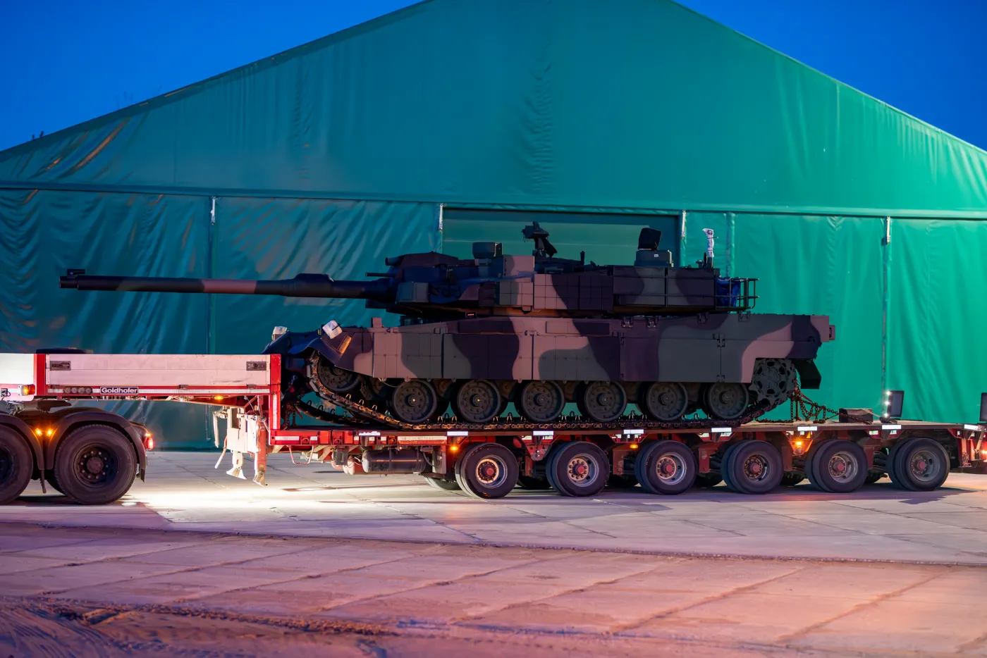 Czołg K2 Czarna Pantera na terenie jednostki w Orzyszu.