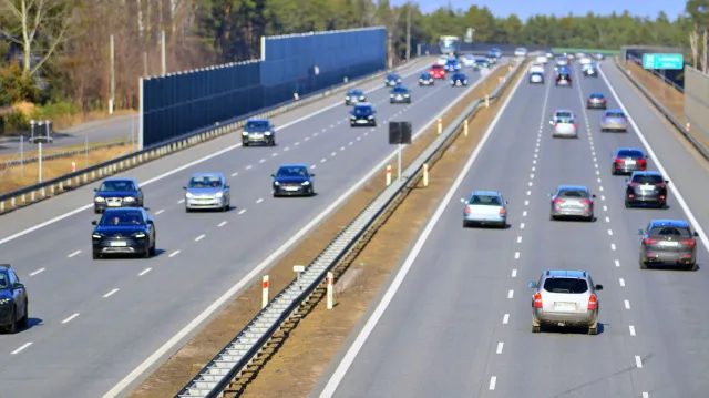 Liczby nie kłamią. Na polskich drogach robi się coraz ciaśniej