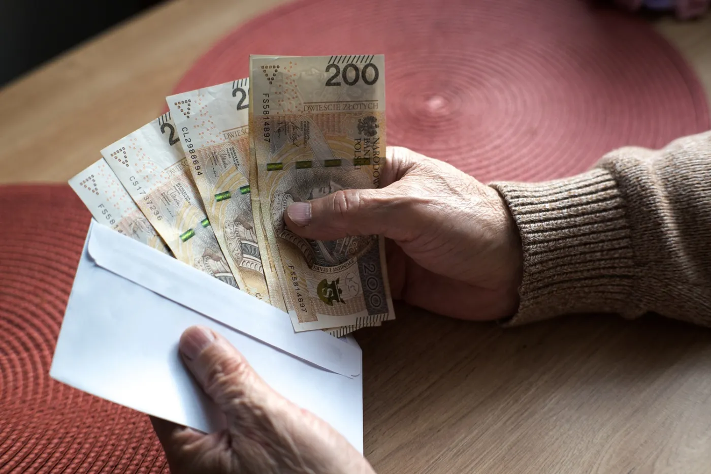 Dodatek do emerytury wynoszący 288 zł przysługuje seniorom dożywotnio, jednak nie każdy może na niego liczyć