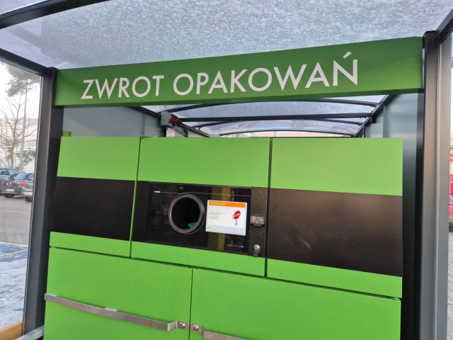 Kolejki przed butelkomatami nie powinny dziwić. Średnio tyle opakowań jednorazowo zwracają Polacy