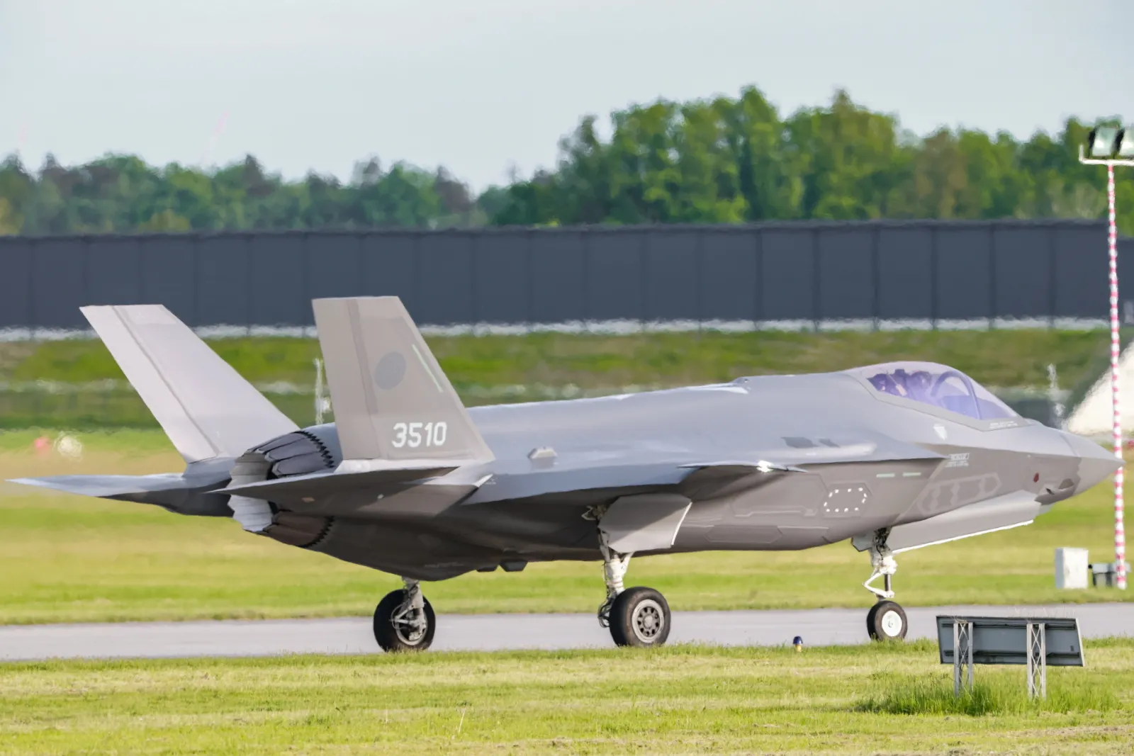 F-35 dotarły do Polski. Nowe myśliwce w bazie w Łasku