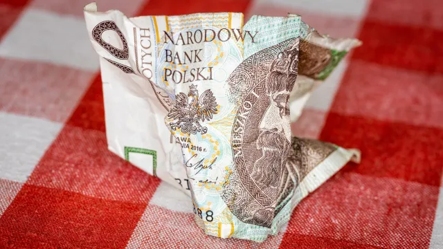 Uszkodzone banknoty wymienisz tylko do końca października? Sprawdź, czy faktycznie musisz się spieszyć