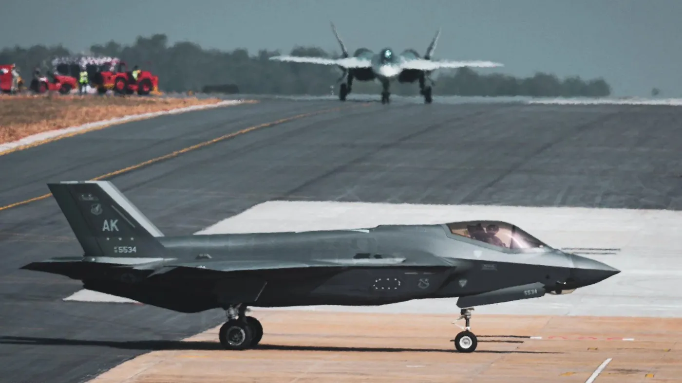 Samoloty F-35 oraz Su-57 w trakcie targów Aero India 2025.