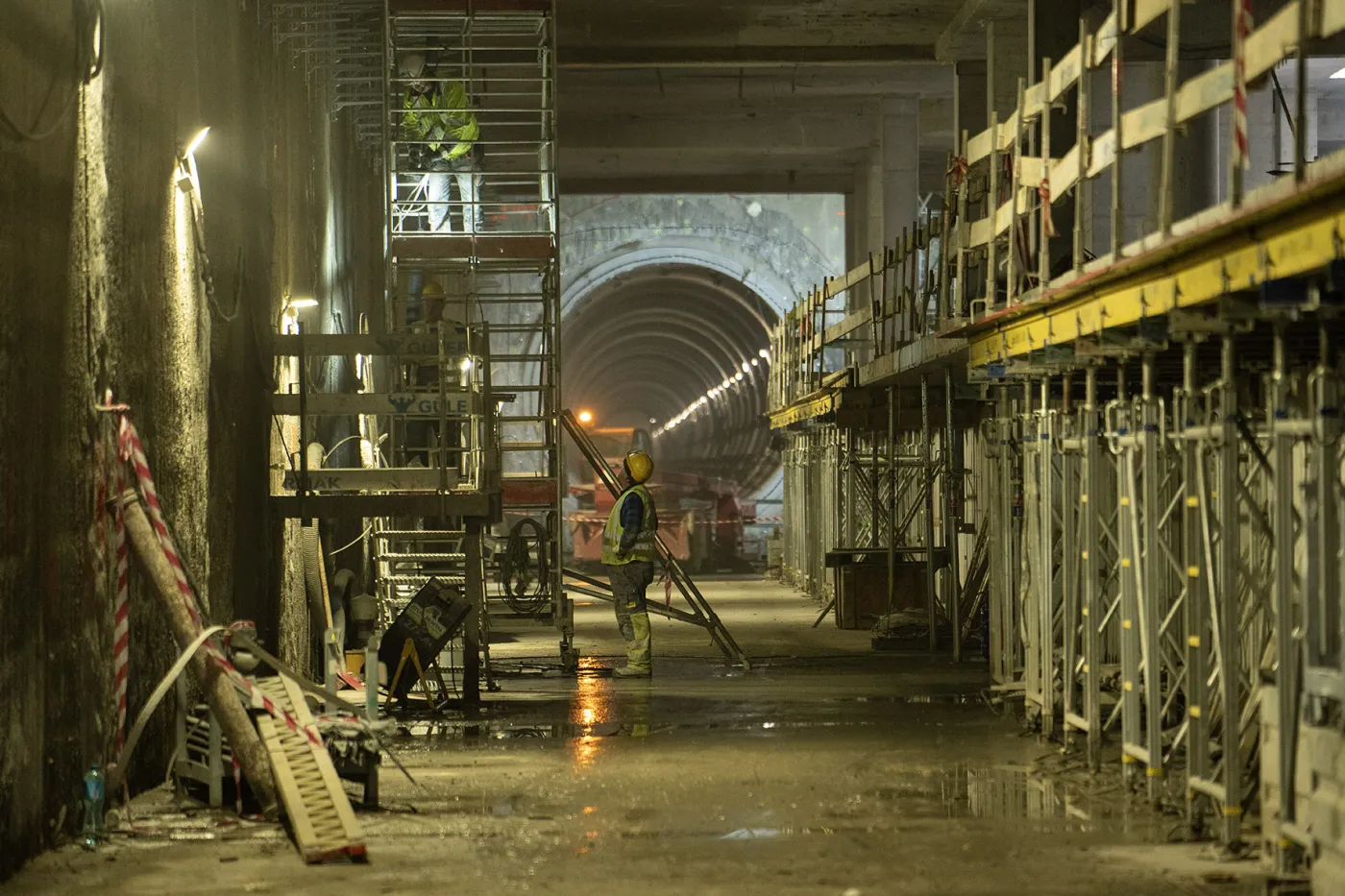Budowa drugiej linii metra w Warszawie na ostatniej prostej. Trwają prace przy uszczelnianiu tuneli [ZDJĘCIA]