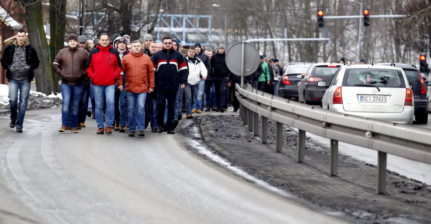 Górnicy zniszczyli trzy radiowozy. Blokowali publiczną drogę. Konflikt wokół JSW bez końca