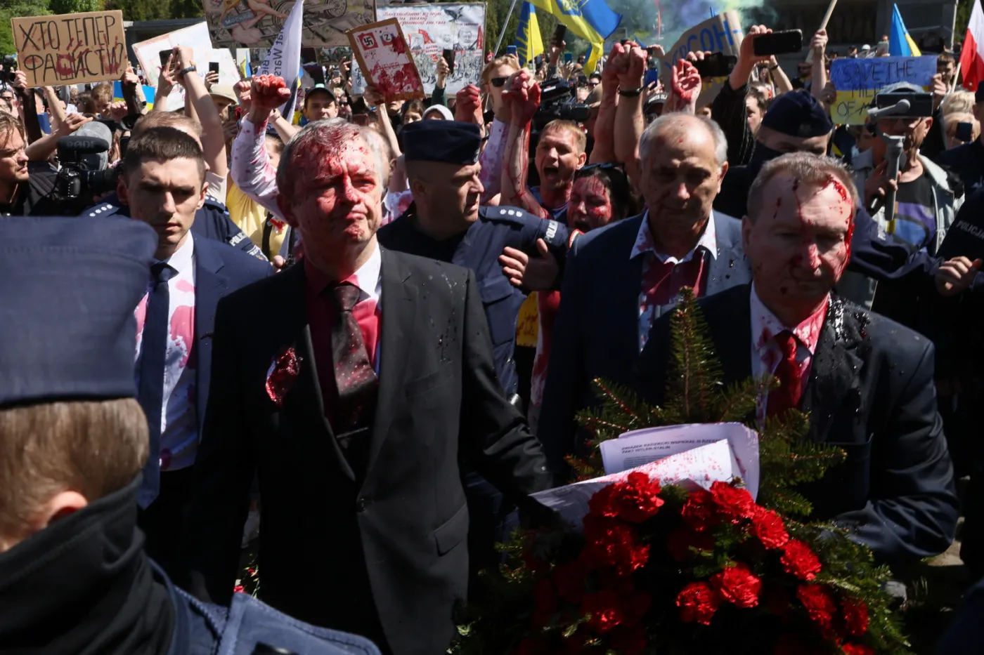 Protest przed Mauzoleum Żołnierzy Radzieckich. Ambasador Rosji oblany czerwoną substancją