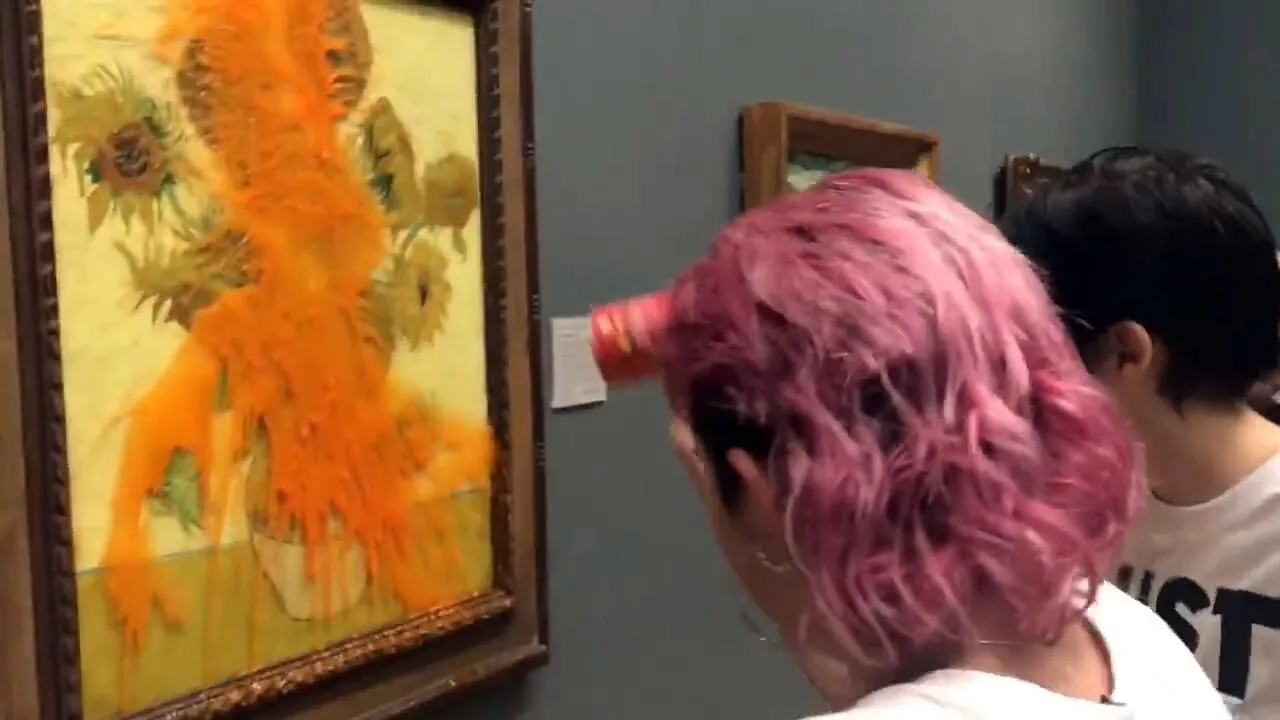 Aktywistki ekologiczne oblały zupą "Słoneczniki" Vincenta van Gogha