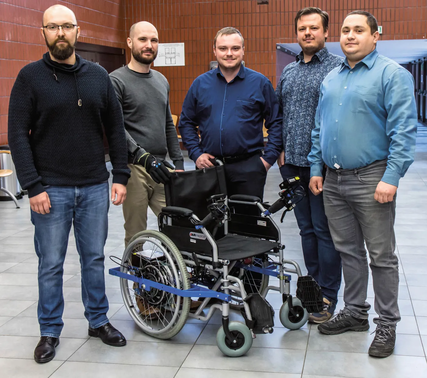 Napęd hybrydowy i sterowanie gestem. To funkcje, w jakie można dziś wyposażyć wózek inwalidzki