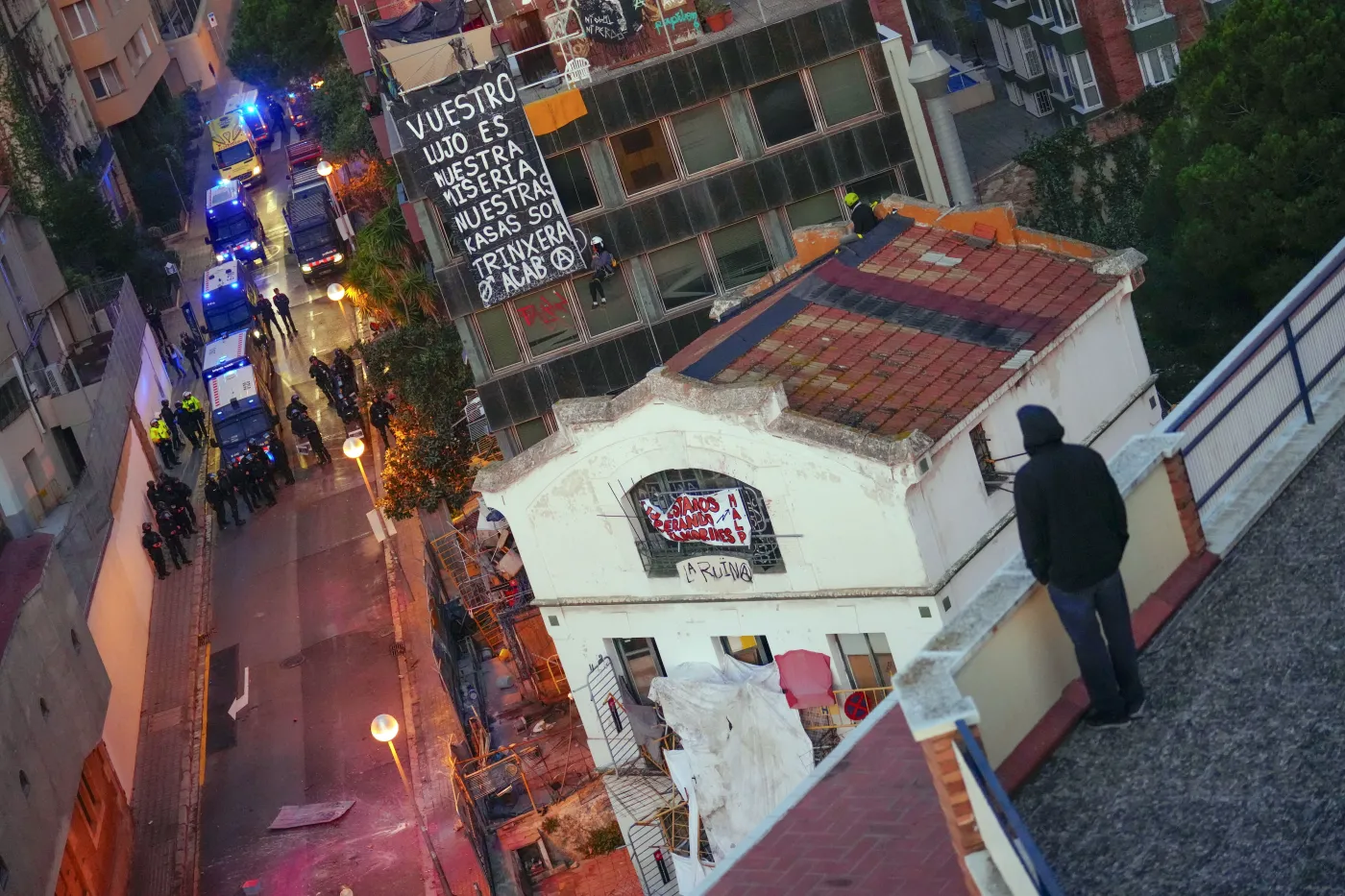 Dzicy lokatorzy w Hiszpanii. Doszło do pięciogodzinnej bitwy z policją