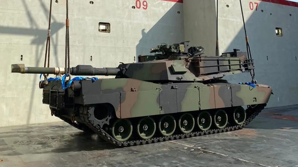 M1A1FEP Abrams w trakcie rozładunku w porcie w Świnoujściu.