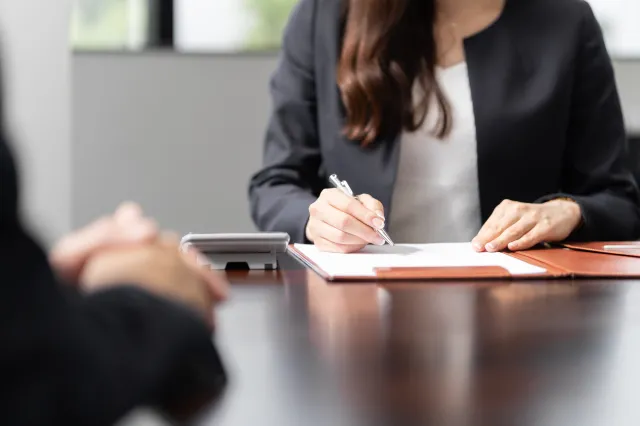 Darowizny na celowniku skarbówki. Ten jeden błąd może się skończyć finansową katastrofą