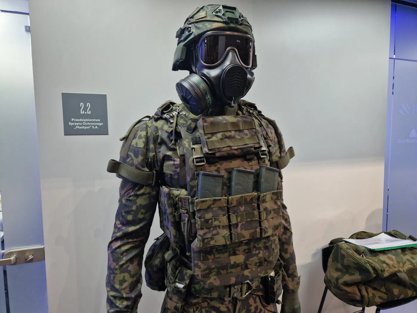 Opracowana w ramach projektu ZISW Tytan kamizelka kuloodporna KBT-01 w trakcie prezentacji na MSPO 2024.