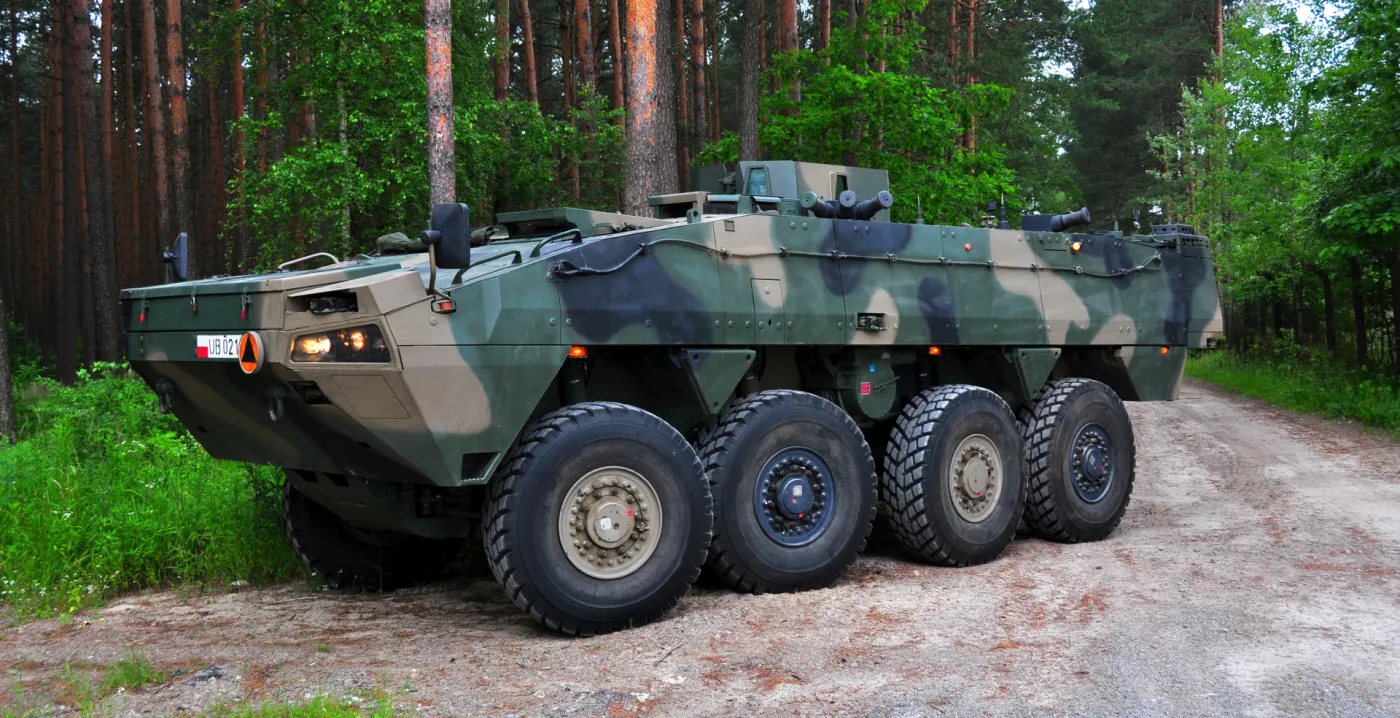 Artyleryjski wóz dowodzenia (AWD) na podwoziu kołowym Rosomak.