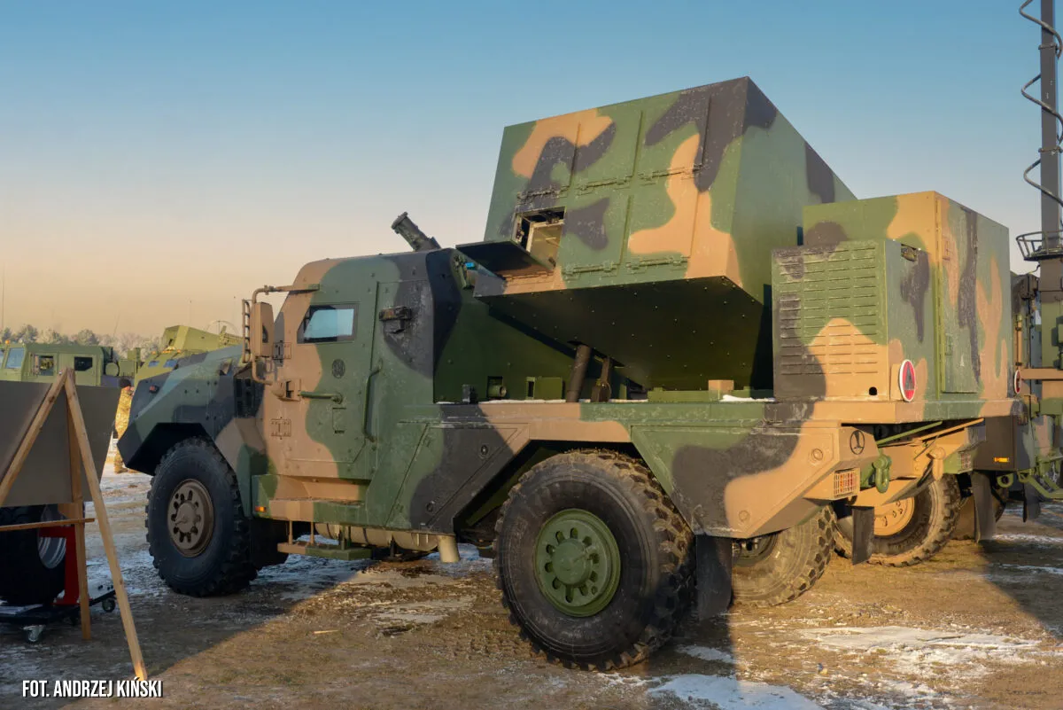 Osadzona na podwoziu Warana wyrzutnia pocisków Brimstone 3.