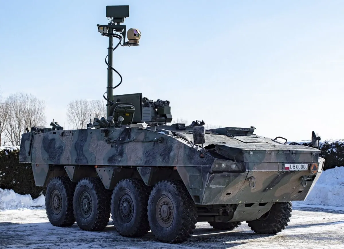 Artyleryjski wóz rozpoznawczy AWR na podwoziu KTO Rosomak.