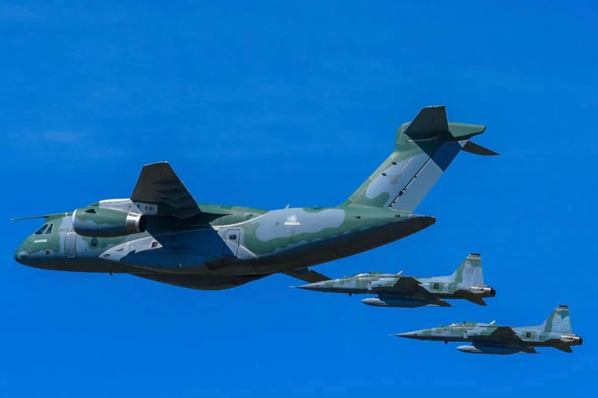 KC-390 Millenium w locie. Towarzyszą mu dwa brazylijskie F-5
