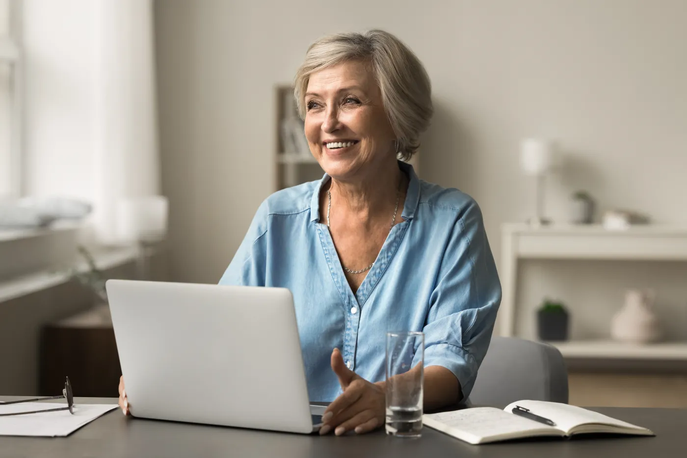 Świadczenie przedemerytalne to comiesięczna pomoc finansowa dla osób w wieku przedemerytalnym, które utraciły pracę z przyczyn od siebie niezależnych
