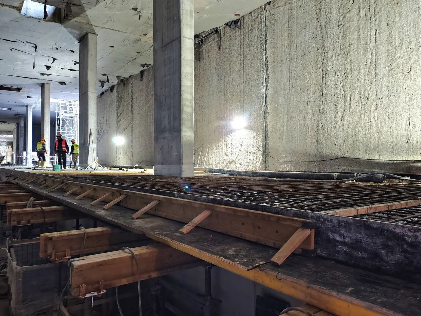 Tunel średnicowy w Łodzi. Budowa peronu na przystanku Koziny