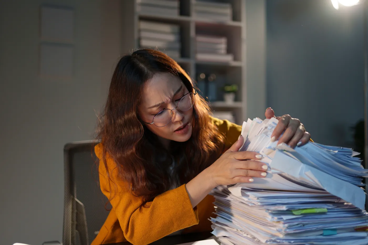 500 zł kary za każdy dzień zwłoki. Zostało niewiele czasu. W urzędach ustawiają się kolejki, a gminy toną w papierach