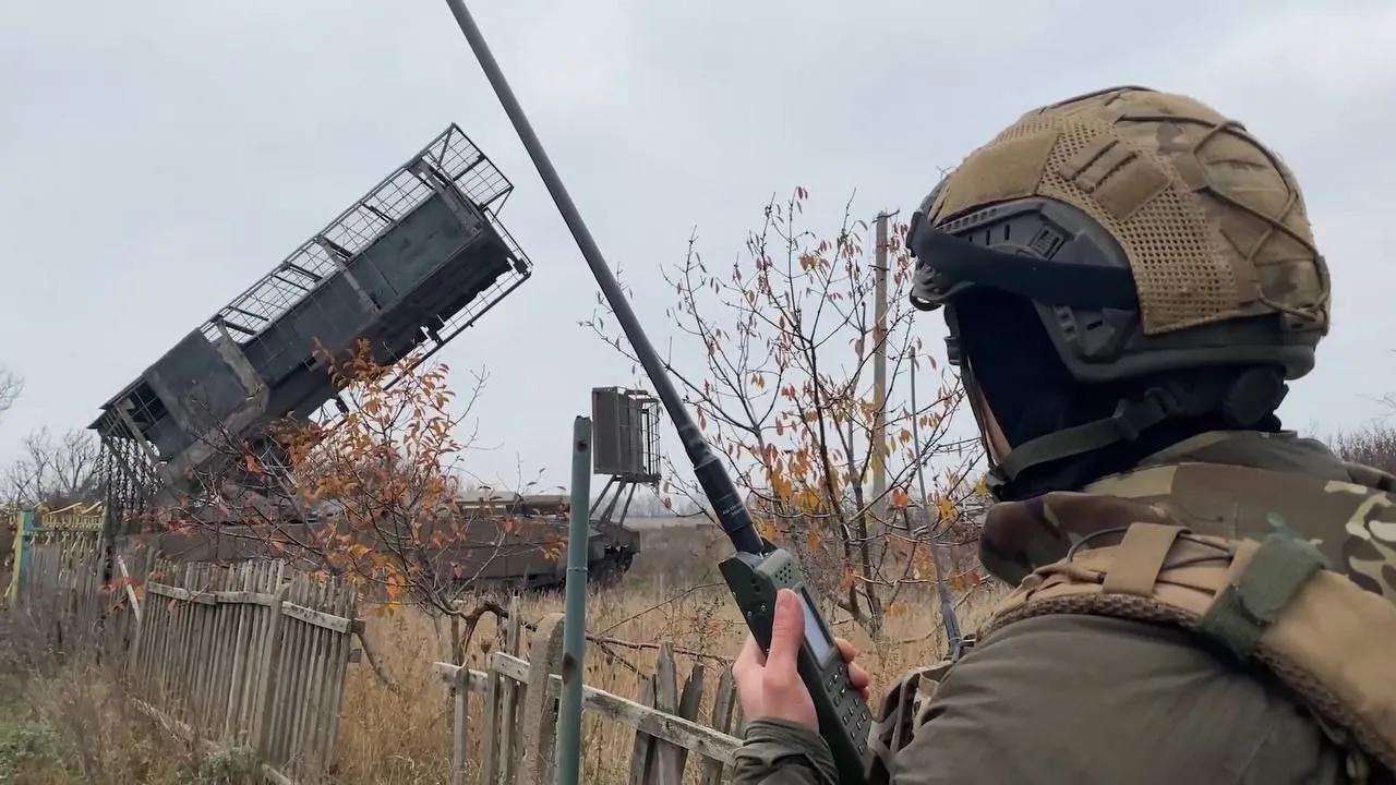TOC-3 widoczna fabryczna antydronowa klatka wokół wyrzutni