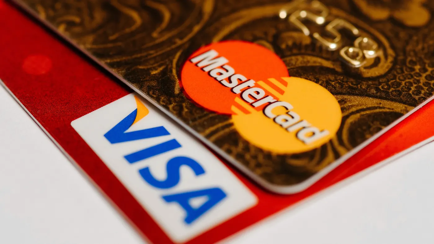 Visa, Mastercard i Ant pracują nad ujednoliconym systemem weryfikacji agentów AI kupujących w e-commerce. Wspólne zasady weryfikacji i bezpieczeństwa ułatwią zakupy w sieci. Zamiast weryfikowania w każdym systemie osobno, konsument będzie klikał tylko raz.