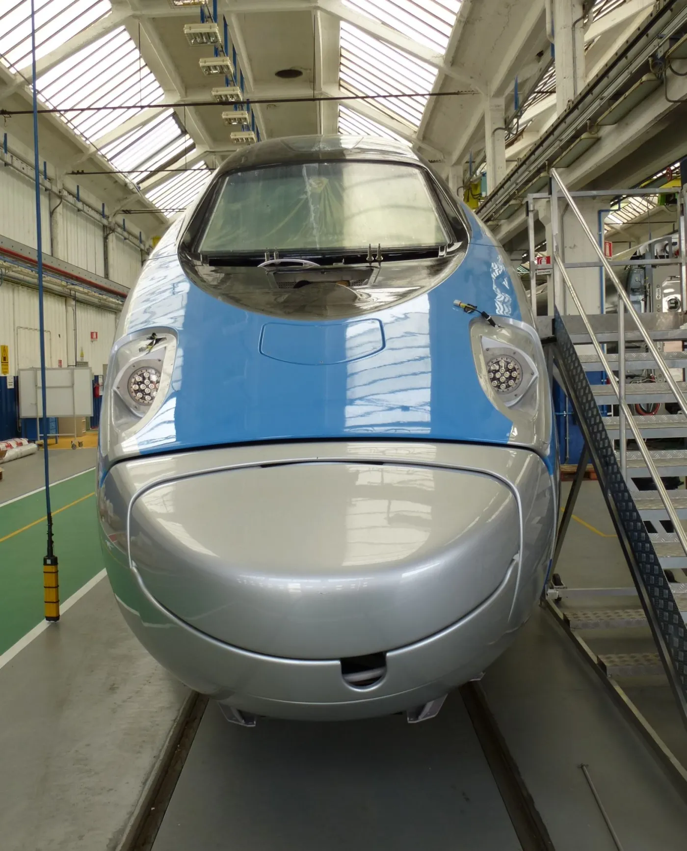 1348549-pociag-klasy-eic-premium-pendolino-w-barwach-pkp-intercity-3.jpg