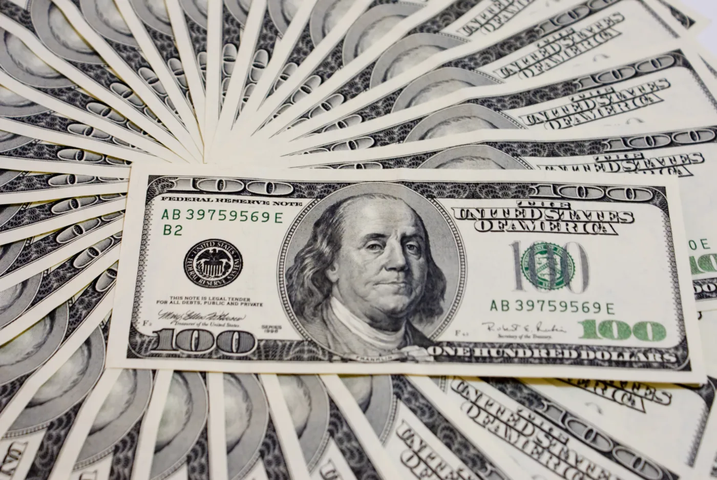 Wielki dodruk dolarów: kto zyska, a kto straci?