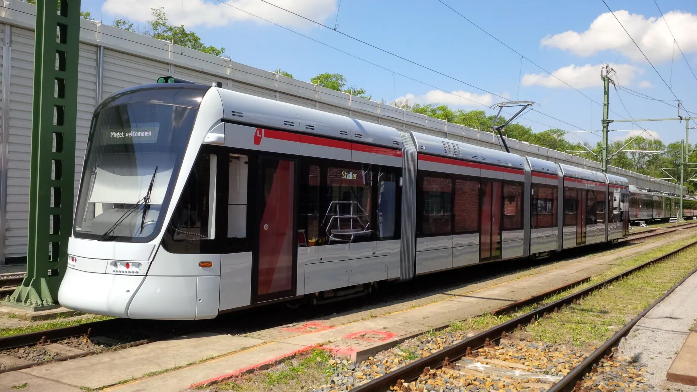 2663858-dwukierunkowy-tramwaj-stadlera-variobahn-dla-aarhus-w-danii.jpg